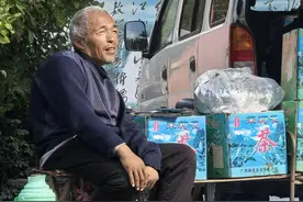 山东管理学院学生作品选登——村里忙碌的商贩图片