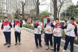 春风送暖学雷锋 烟台十中组织开展环保志愿活动图片