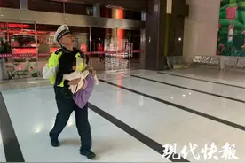 女孩眼睛受伤交警狂奔送医，意外被投喂面包图片