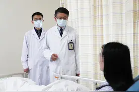 33岁女子肝脏上长了拳头大肿瘤，医生从肚脐开孔取瘤“腹壁无痕”图片