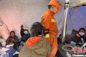 西藏消防员化身暖心“大哥哥” 用爱陪伴震区孩童图片