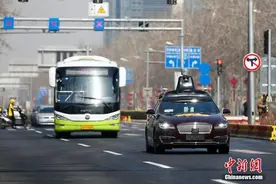 自动驾驶车辆驶入市中心图片