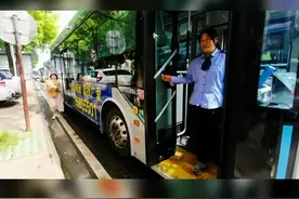 为陪伴女儿8年坚持开头班车，驾驶员母亲节收到女儿送上的“惊喜”图片