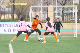 西安市灞桥区三殿中心小学在灞桥区校园足球联赛中大放异彩图片