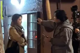 网友骑车偶遇刘亦菲来回骑了20遍！并表示没认出旁边的林更新视频封面