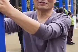 数九寒天 成都老人公园玩花式单双杠丨封芒视频图片