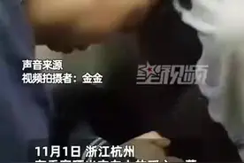 暖心！小男孩用手呵护公交车上打瞌睡大哥哥图片