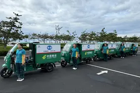 小三轮着“新衣”，烟台黄渤海新区邮政快递三轮车有了身份“名片”！图片