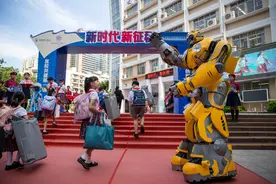“大黄蜂”机器人欢迎新生入校，科技第一课阵阵惊喜图片