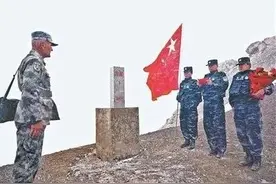 界碑前的退休仪式图片