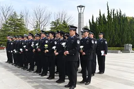 清明前夕，上海50余名公安青年民警代表祭扫英烈图片
