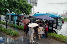 直击！今晨早高峰，深圳地铁公交有序保障市民上班图片
