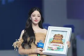 迪丽热巴来济南，竟然收到一座“超然楼”图片