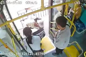 主动帮抬婴儿车，隧道巴士乘务员获乘客点赞！图片