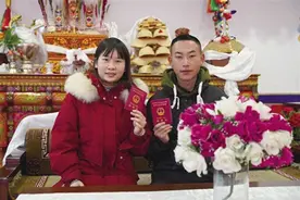 拉萨新人“扎堆”登记领证开启幸福新篇图片