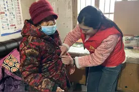 天冷了，他们给独居老人送温暖图片