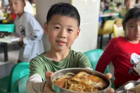 记者与杭州中小学生共进午餐，看校园餐如何变身“营养餐”？图片