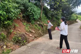 防汛一线见闻｜洪江市大崇乡党员干部筑牢防汛“红色堤坝”图片