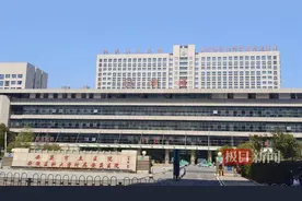 实探“女子拔错牙后坠楼身亡”事发医院：口腔科正常开诊，涉事医生已停诊图片