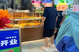 昨天下午静安大融城商场一店铺玻璃门爆裂 4人擦伤送医无生命危险图片