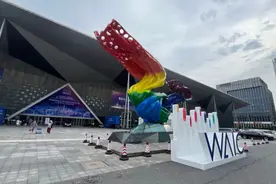 18台人形机器人阵列“迎宾”，来世界人工智能大会体验最新AI产品图片