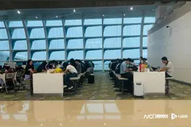 宝安机场候机厅里的“班味”，深圳人太卷？图片