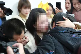 火车上诞下女婴交接中失散，重庆一对父母寻亲36年终团圆图片