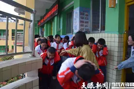 天柱一小举行防震减灾应急疏散演练图片