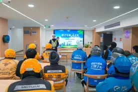 除了订单，骑手更需要安全！凯里交警送上 “平安锦囊”图片