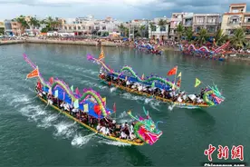 海南临高：特色渔家龙舟海上争先竞渡图片