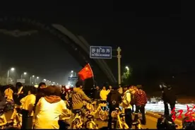 郑州大学生夜骑开封火了，当地市民担心“单车围城”，单车运营平台回应图片