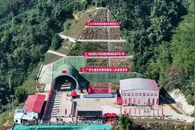 （经济）南深高铁玉岑段容岑隧道顺利贯通图片