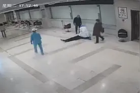 男子猝然倒地，青岛一医生10秒飞奔跪地施救图片