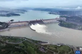 三峡水库今年首次开闸泄洪图片