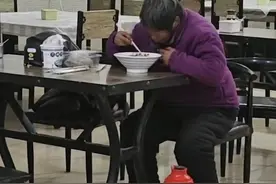 老人骑电动车从北京回老家，山东大哥驱车几百公里送老人后，网友自发去其网店下单图片