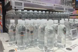 热搜第一！员工称胖东来不卖农夫山泉绿瓶水图片
