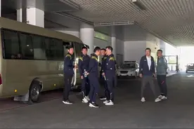 泰山球迷喊话裁判：李海新，好好给我们吹啊，晚上请你们吃烧烤图片