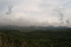 印尼塞梅鲁火山连续喷发图片