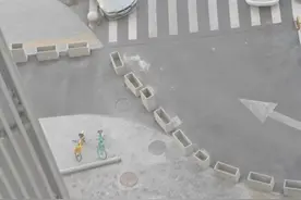 横在路上近两年，“无主”线杆深夜绊伤居民图片