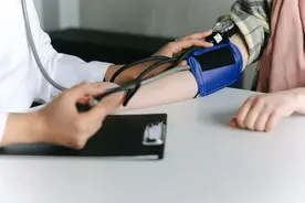 高血压没症状，为何还要治疗？看了就明白了~图片