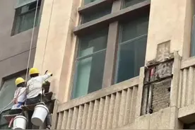 19岁大学生兼职送外卖被砖砸中身亡，业主：是高校学生，趁暑假出来做兼职，亲属伤心欲绝，哭到凌晨四点图片