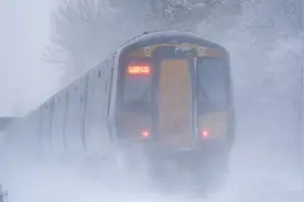 英国正迎来14年来最严重的暴风雪图片