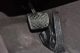 为何很多人踩油门，喜欢一脚深一脚浅？是不懂开车？看完就明白了图片