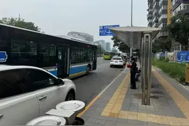 乱停的机动车让公交车难进站？小区改造临时停放，将设提醒图片