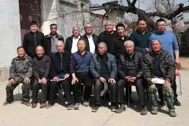 台儿庄区涧头集镇高山前村张氏家族举行清明祭祖缅怀先烈活动图片