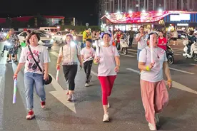 潮阳区荧光徒步燃动夏夜，掀起全民健身热潮图片