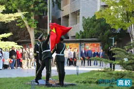 北京青年政治学院举行升国旗仪式 祝福祖国繁荣昌盛图片