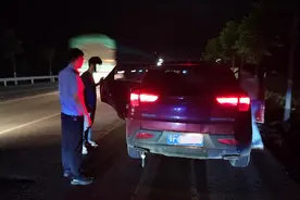 六旬老人拾荒迷路，民警帮他找到了家人，还帮他卖掉了废品图片