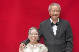 定格“不老爱情”故事，一群大学生为丽水近30对老人拍摄结婚照图片