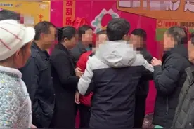重庆一彩民刮中百万大奖的彩票被彩票点抢回？官方：没有抢夺，已调解处理图片